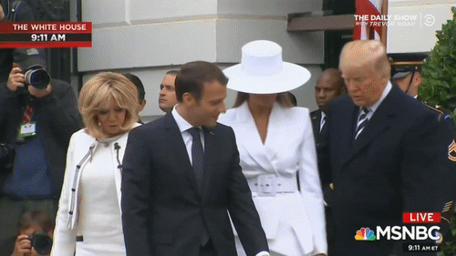 Donald :trump: smyra Melanię paluszkiem