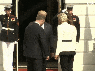 Andrzej Duda próbuje ustawić się do zdjęcia z Trumpem. Kancelaria wycięła ten fragment wideo