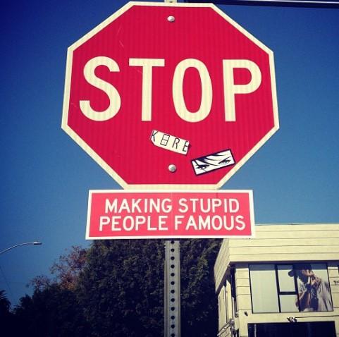 Gwiazdy TikToka padły ofiarą wyzwania, jedzą przysmaki dla koni w nadziei, że przybędzie im sławy