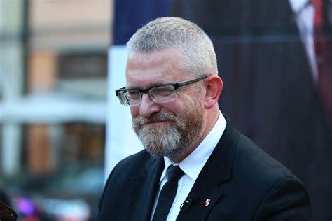 Domorośli geniusze AI chcieli wyostrzyć wizerunek sprawcy napadu, niechcący zrobili nieistniejącą osobę